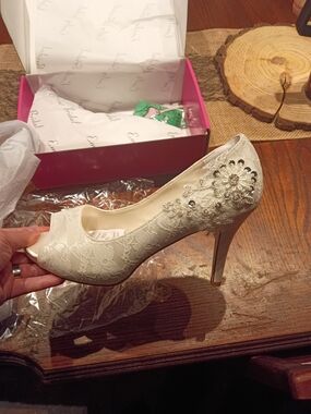 NWT Elegant Ivory Lace Peep-Toe Wedding High Heels